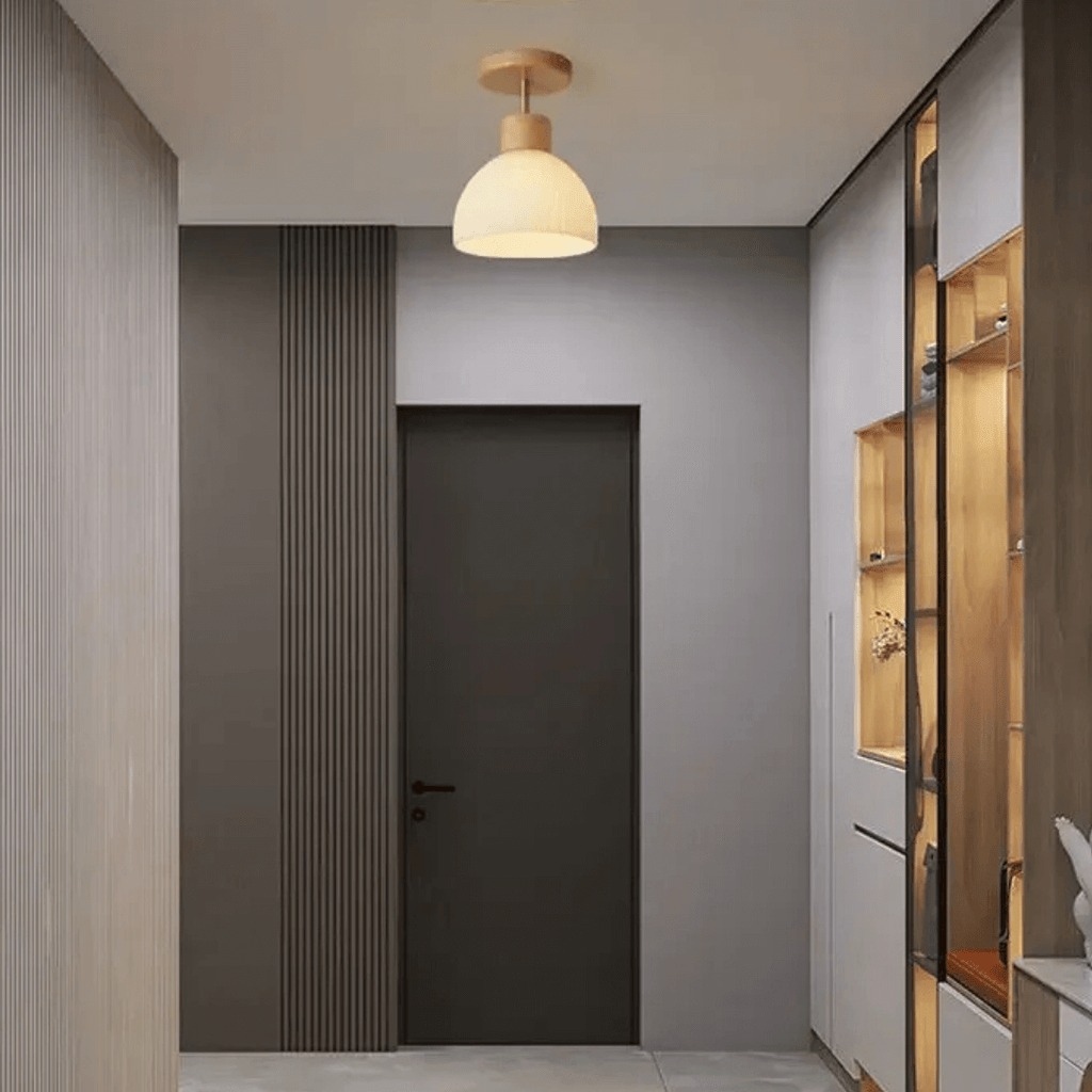 Zeitgenössische Hängeleuchte aus Mattglas in Goldfinish