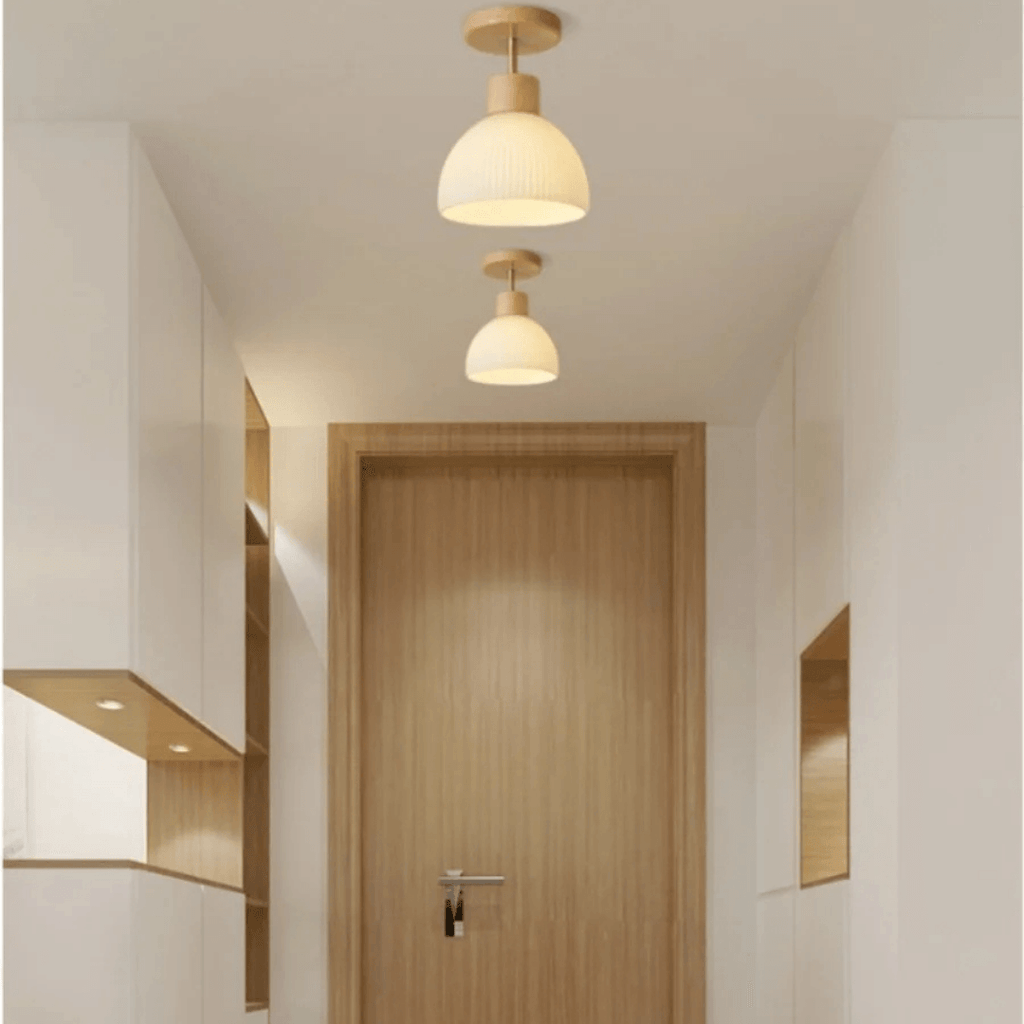Zeitgenössische Hängeleuchte aus Mattglas in Goldfinish