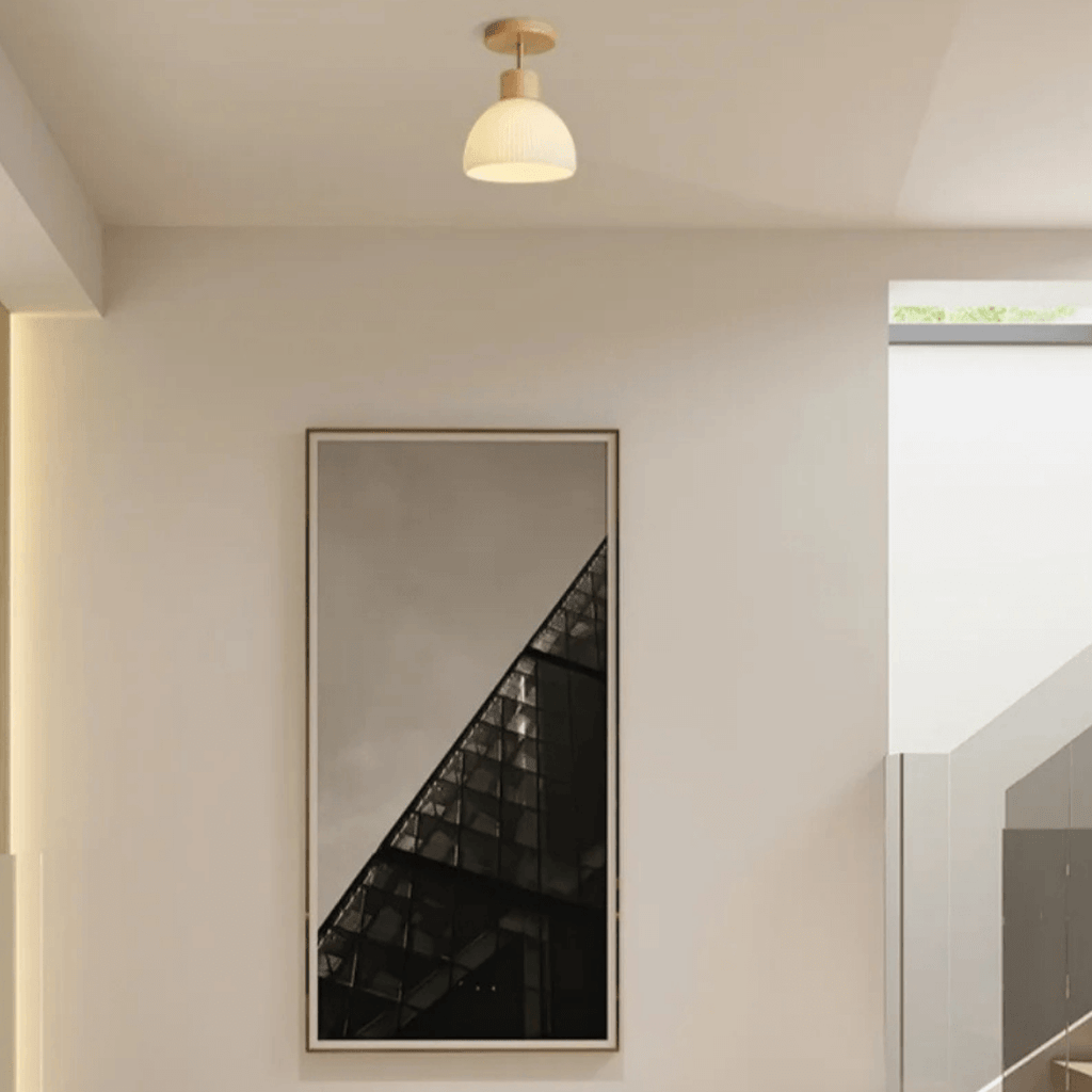 Zeitgenössische Hängeleuchte aus Mattglas in Goldfinish