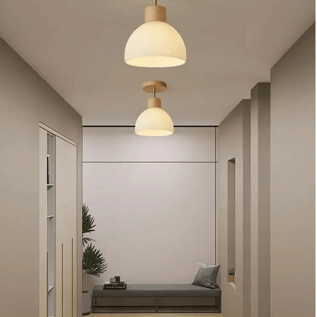 Zeitgenössische Hängeleuchte aus Mattglas in Goldfinish
